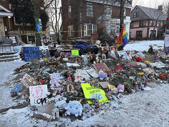 르네 굿 추모공간에 놓은 꽃과 피켓 (미니애폴리스=연합뉴스) 권영전 특파원 = 20일(현지시간) 미국 미네소타주 미니애폴리스에 있는 르네 니콜 굿의 추모 공간에 추모객들이 두고 간 꽃과 피켓이 놓여 있다. 2026.1.21 comma@yna.co.kr