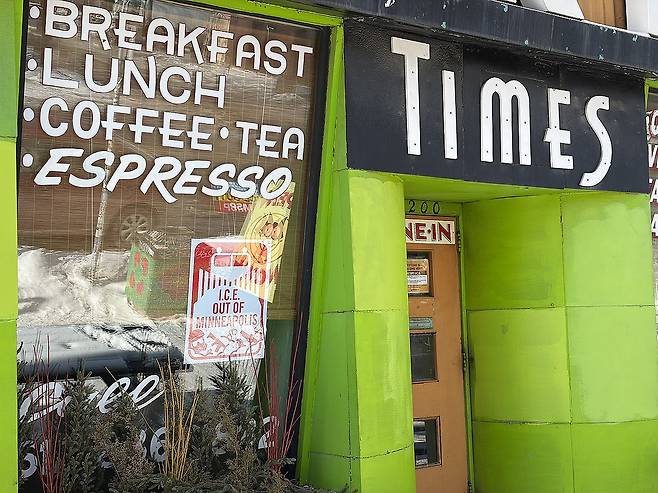 'ICE 떠나라' (미니애폴리스=연합뉴스) 권영전 특파원 = 20일(현지시간) 미국 미네소타주 미니애폴리스의 한 음식점에 연방 이민세관단속국(ICE) 요원들에 반발하는 포스터가 붙어 있다. 2026.1.21 comma@yna.co.kr