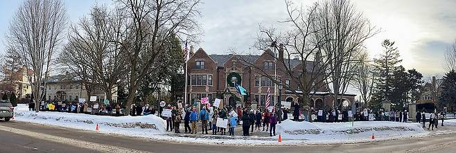 팀 월즈 주지사 관저앞 시위 (세인트폴=연합뉴스) 권영전 특파원 = 민주당 소속 팀 월즈 미네소타주 주지사의 세인트폴 관저 앞에서 20일(현지시간) 이민 단속에 반대하는 시위가 열리고 있다. 2026.1.21 comma@yna.co.kr