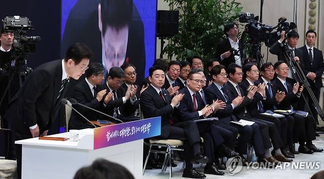 이재명 대통령 신년기자회견 참석한 참모진 (서울=연합뉴스) 김도훈 기자 = 강훈식 비서실장 등이 21일 청와대 영빈관에서 열린 이재명 대통령 신년기자회견에 참석해 있다. 2026.1.21 superdoo82@yna.co.kr