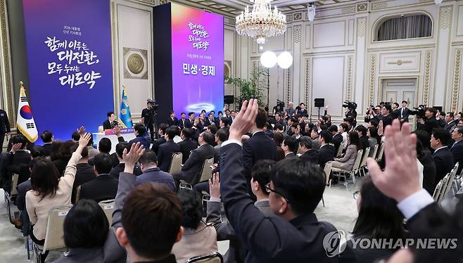 질문받는 이재명 대통령 (서울=연합뉴스) 김도훈 기자 = 이재명 대통령이 21일 청와대 영빈관에서 열린 신년기자회견에서 취재진 질문을 받고 있다. 2026.1.21 superdoo82@yna.co.kr