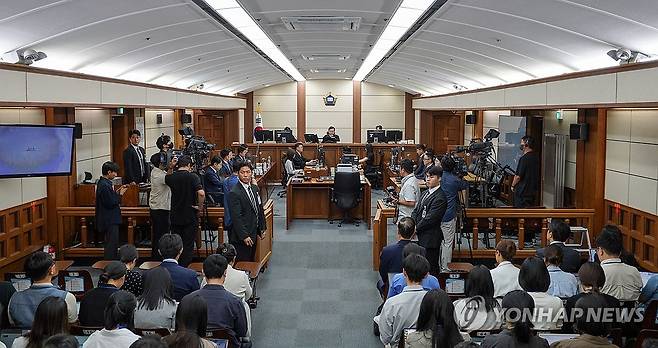 발언하는 이진관 부장판사 (서울=연합뉴스) 한덕수 전 국무총리의 내란 우두머리 방조 혐의 첫 공판이 열린 30일 서울 서초구 서울중앙지법에서 이진관 부장판사가 발언하고 있다. 2025.9.30 [사진공동취재단] photo@yna.co.kr