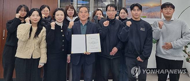 울주문화재단, 전국 우수문화재단 표창 (울산=연합뉴스) 울산 울주문화재단은 전국지역문화재단연합회의 전국 단위 우수문화재단 연말 표창에서 지역 문화예술 발전에 기여한 공을 인정받아 '한국지역문화재단총연합회장상'을 받았다고 2일 밝혔다.2026.1.2 [울주문화재단 제공.재판매 및 DB 금지] young@yna.co.kr