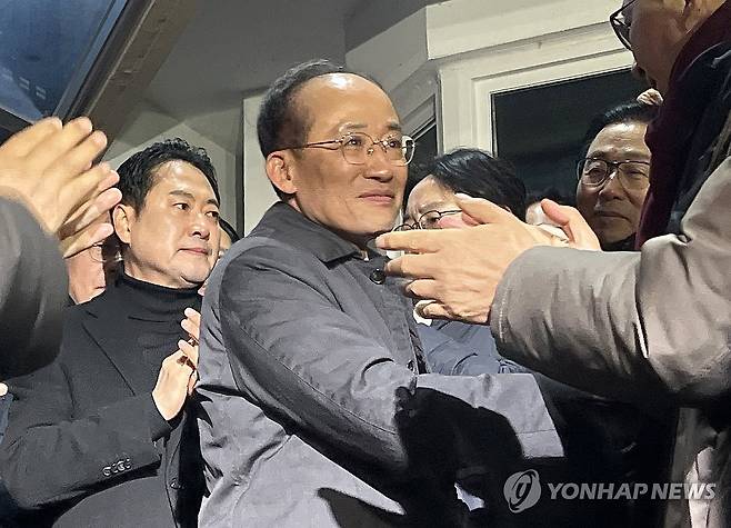 국민의힘 추경호 의원 구속영장 기각 (의왕=연합뉴스) 노선웅 기자 = 12·3 비상계엄 당시 의원들의 계엄 해제 표결 참여를 방해한 혐의를 받는 국민의힘 추경호 의원이 구속영장이 기각돼 3일 경기도 의왕 서울구치소를 나오고 있다. 2025.12.3 bueno@yna.co.kr