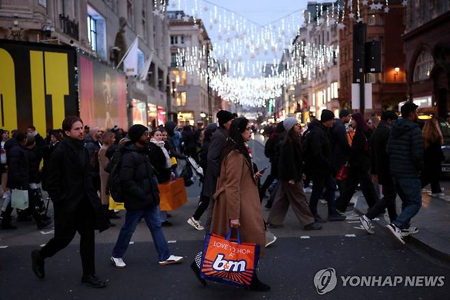 2025년 12월 런던 박싱데이 쇼핑객들 [로이터 연합뉴스 자료사진. 재판매 및 DB 금지]