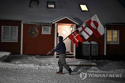 그린란드 누크의 미국 영사관 앞에서 깃발 들고 시위하는 그린란드인 [AFP 연합뉴스 자료사진. 재판매 및 DB 금지]