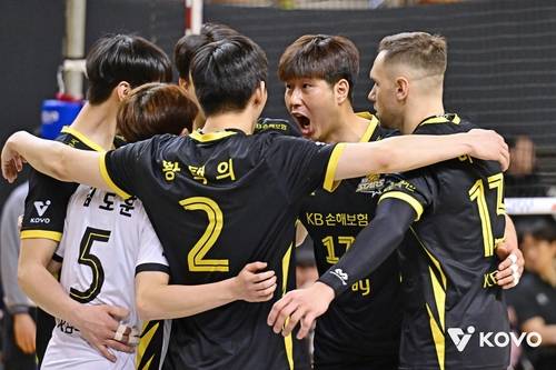 득점 후 기뻐하는 KB손해보험 선수들 [한국배구연맹 제공. 재판매 및 DB 금지]