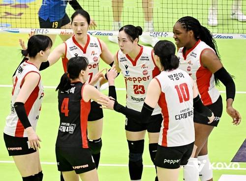 득점 후 기뻐하는 페퍼저축은행 선수들 [한국배구연맹 제공. 재판매 및 DB 금지]