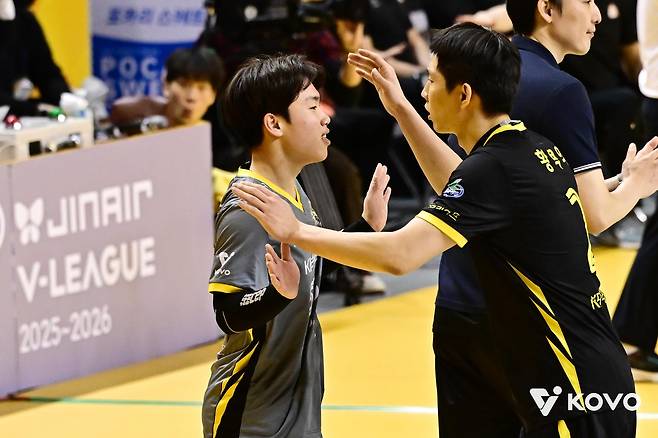 세터 황택의와 대화하는 KB손해보험의 이학진(왼쪽) [한국배구연맹 제공. 재판매 및 DB 금지]