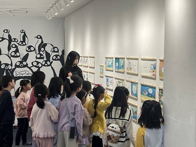 ▲ 세계그림책 특성화 도서관인 주엽어린이도서관을 찾은 어린이들이 작가의 방을 관람하고 있다. /사진제공=고양시