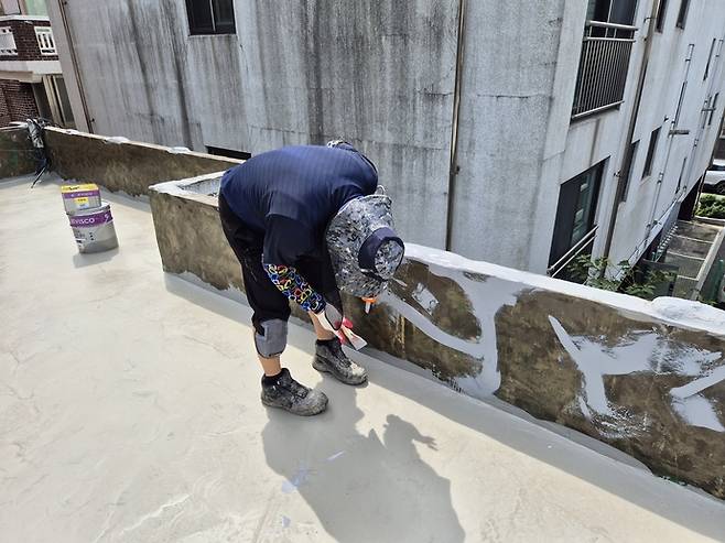 수원시의 노후 저층주택 주거 환경 개선 사업인 '새빛하우스'를 통해 한 주택의 옥상 방수 공사가 진행되는 모습. 사진=수원도시재단