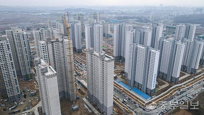 경기 남부 주요 신도시 시업인 평택 브레인시티의 미분양·미계약 및 기반시설 부족 등 다양한 문제들이 제기되고 있는 가운데 26일 오후 평택시 브레인시티 부지에 아파트가 건설되고 있다. 임채운기자