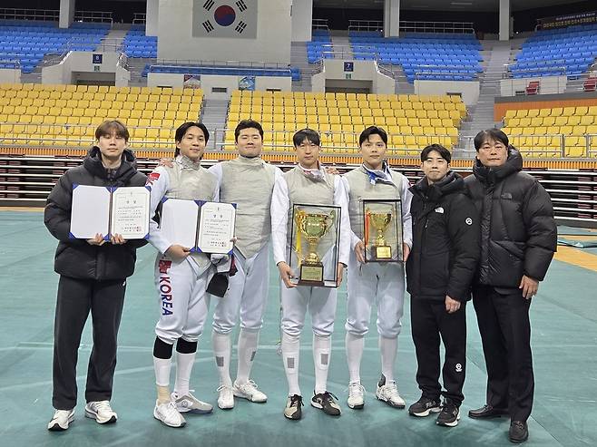 22일 전북 익산실내체육관에서 열린 2026 전국남·녀종목별오픈펜싱선수권대회 남자부 플뢰레 단체전에서 우승을 차지한 광주시청 펜싱팀이 기념사진을 찍고 있다. <경기도펜싱협회 제공>