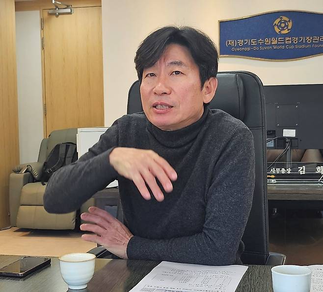 김화준 경기도수원월드컵경기장관리재단 사무총장이 22일 수원월드컵경기장 집무실에서 진행된 신년 인터뷰에서 발언을 이어가고 있다. <이세용 기자>