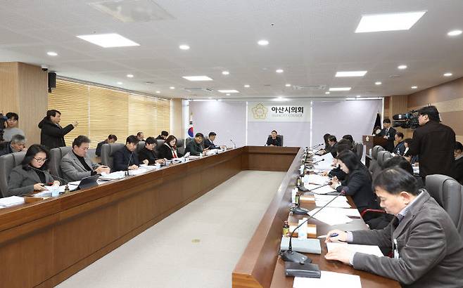 아산시의회 '2026년 제1회 의원회의' 장면.