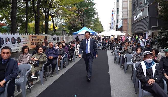 장대동 패션거리에서 워킹하고 있는 윤성원 회장.                                                                                         사진 윤성원 회장 제공