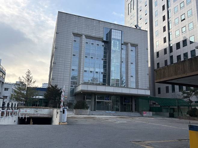 대전시 중구 대흥동의 대전중부경찰서 구청사가 텅 빈 채 100여일을 지났다. 국유재산 처분의 구조적 한계로 원도심 장기 흉물로 남을까 우려가 적지 않다. (사진=이혜린 기자)