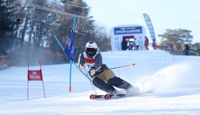 2026 전북일보배 스키·스노보드 대회 1일차 스키대회에 출전한 선수가 기문을 지나 질주하고 있다. 조현욱 기자