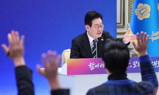 이재명 대통령이 21일 청와대 영빈관에서 열린 신년기자회견에서 취재진 질문을 받고 있다. /사진=연합뉴스