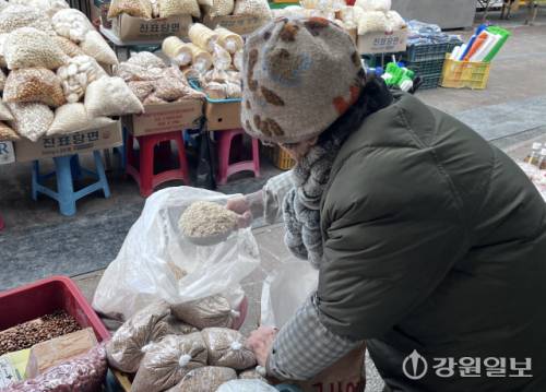 ◇풍물시장 상인이 모자, 팔토시로 무장한 채 장사를 준비 중이다. 사진=장소진기자
