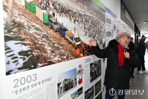 ◇강원의 역사전(展)에서 화천산천어축제 변천사 코너가 인기를 끄는 가운데 지난 10일 열린 개막식에서 최문순 군수가 직접 축제의 어제와 오늘을 설명하고 있다.