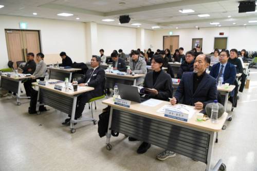 ‘2026년 제1회 양구군 백자문화산업 포럼’이 22일 양구문예회관 1층 세미나실에서 열렸다. 이날 포럼에는 양구군과 춘천교대 RISE사업단을 비롯한 관계자들이 참석해 양구백자 산업의 현황을 공유하고, 문화산업으로서의 발전 방향과 협력 방안 등에 대해 의견을 나누는 시간이 마련됐다.