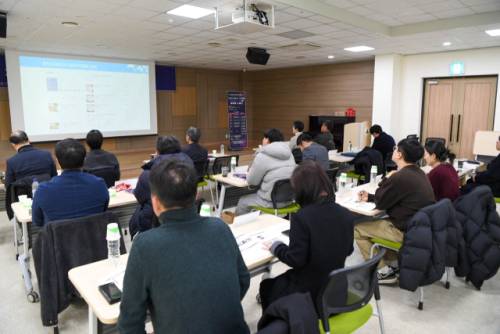 ‘2026년 제1회 양구군 백자문화산업 포럼’이 22일 양구문예회관 1층 세미나실에서 열렸다. 이날 포럼에는 양구군과 춘천교대 RISE사업단을 비롯한 관계자들이 참석해 양구백자 산업의 현황을 공유하고, 문화산업으로서의 발전 방향과 협력 방안 등에 대해 의견을 나누는 시간이 마련됐다.