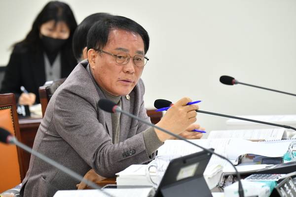 박병영(국민의힘·김해6) 경남도의원이 지난해 11월 12일 오전 행정사무감사 과정에서 경남여성가족재단의 강사비 계약 문제를 질의하고 있다. /경남도의회