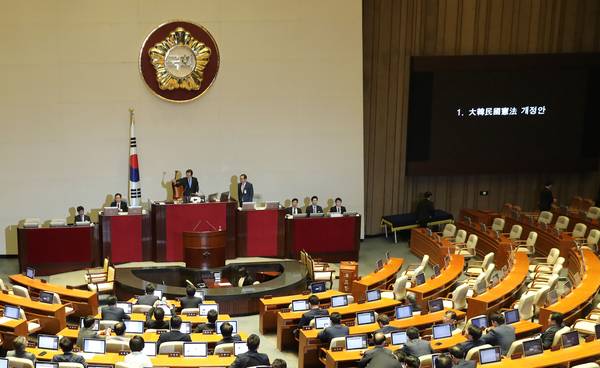 국회가 2018년 5월 24일 본회의를 열고 문재인 대통령이 발의한 헌법개정안에 대해 표결을 했으나 의결정족수 부족으로 투표가 성립되지 못했다. 정세균 국회의장이 24일 오전 열린 국회 본회의에서 의결정족수 부족을 이유로 정부 개헌안의 투표 불성립을 선언하고 있다. /연합뉴스
