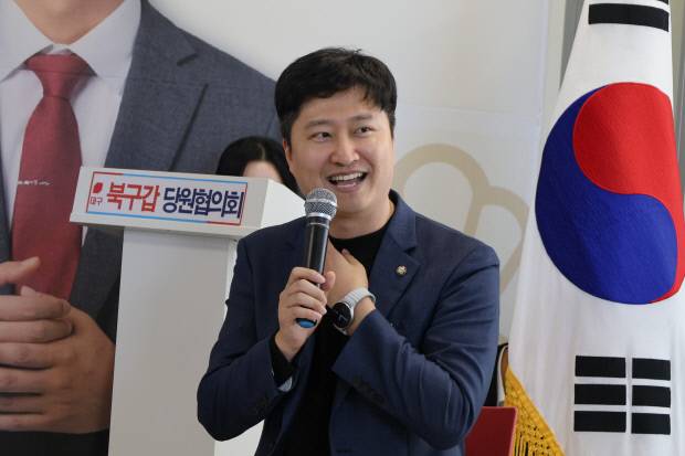 우재준 의원 이 지역구 활동을 하고 있다. 사진=우재준 의원실 제공