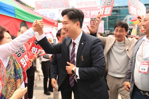 우재준 의원이 지난해 8월국민의힘 전당대회 대구·경북합동연설회에서 당원들과 만나고 있다. 사진=우재준 의원실 제공