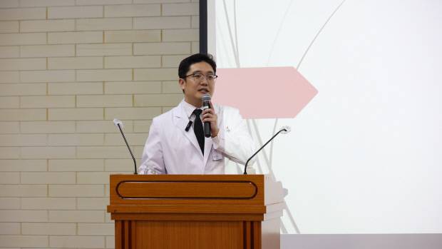 포항세명기독병원 상지관절센터 조성하 과장이 지난 21일 본관 10층 대강당 광제홀에서 '1월 시민건강클리닉' 강의하는 모습. 사진=포항세명기독병원 제공