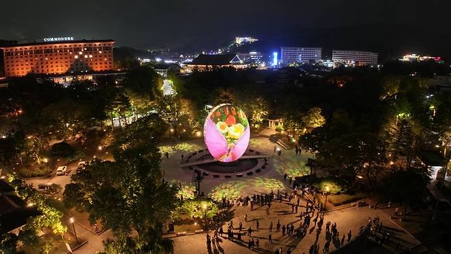 ▲ 경북문화관광공사가 지난 21일 본사 중회의실에서 개최한 '2026년 중점사업 추진계획 보고회'에서 올해 경영 슬로건을 "NEXT, 새로운 성장과 가치 창조의 시작"으로 정하고, 경북 관광의 재도약을 이끌기로 했다. 사진은 보문단지내에 설치된 알조형물(탄생) 전경.