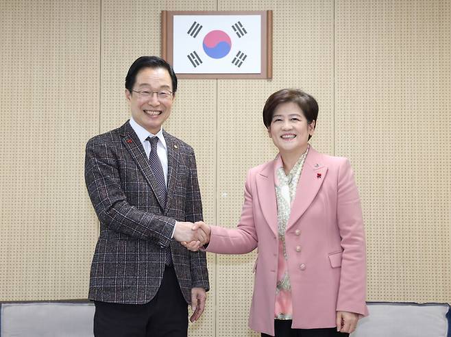 ▲ 강은희 대구시교육감과 임종식 경북교육감은 22일 대구 달성교육지원청에서 만나 대구경북 행정통합에 따른 교육자치권 등 교육현황 논의에 앞서 악수를 나누고 있다. 대구시교육청 제공.