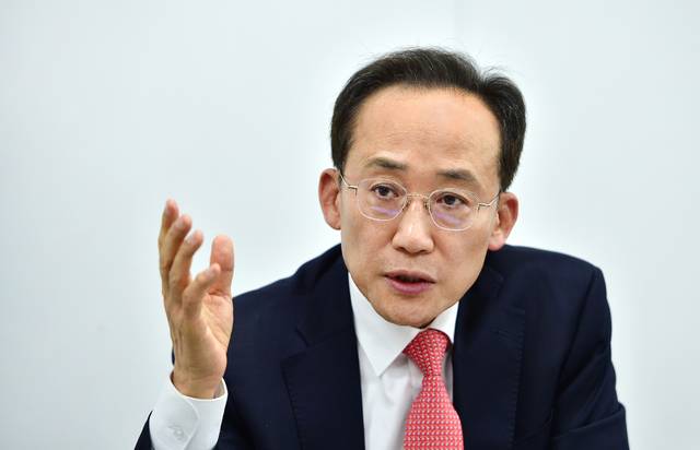 6·3 지방선거 대구시장 출마를 선언한 추경호 국민의힘 의원(대구 달성군)이 22일 대구일보와의 인터뷰에서 대구·경북 행정통합 등 주요 현안에 대해 견해를 밝히고 있다. 김진홍 기자