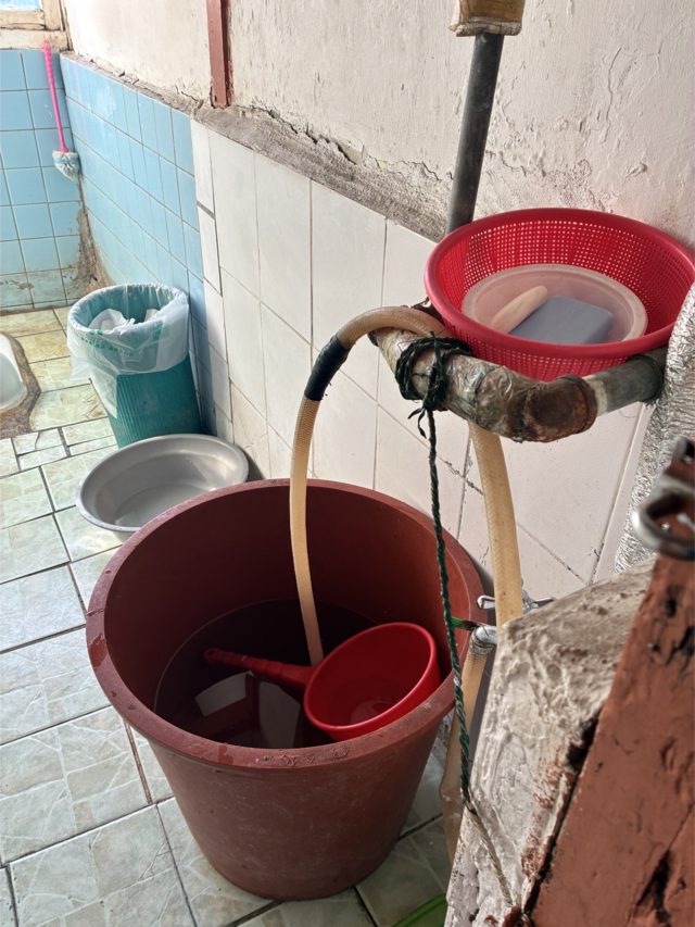 쪽방 주민들이 난방비를 아끼기 위해 받아둔 찬물. 서고은 수습기자