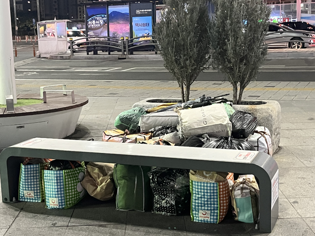 노숙인들이 동대구역 광장 한켠에 개인 짐을 모아둔 모습. 김도경 수습기자