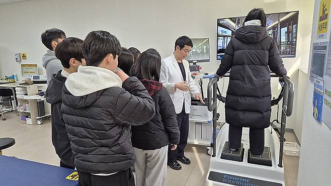 서영대학교 RISE사업단은 최근 한국폴리텍Ⅴ대학 광주캠퍼스 RISE사업단과 컨소시엄을 구성해 고교생을 대상으로 광주365재활병원 선진지 견학 프로그램을 운영했다. 서영대 제공
