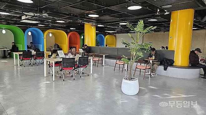 광주 북구 우산동 광주시립무등도서관 지하 2층 이동노동자 공공쉼터는 공부하는 시민들로 가득 차, 콜 알림을 켜둬야 하는 이동노동자의 이용이 사실상 어려워 보인다. 강주비 기자