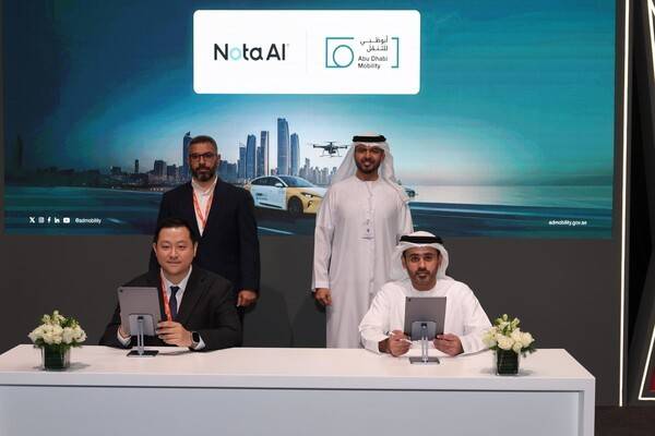 채명수 노타 대표(왼쪽)와 압둘라 하마드 알그펠리 아부다비 통합교통센터 총괄국장이 협약 기념 사진을 찍고 있다. [출처=노타]