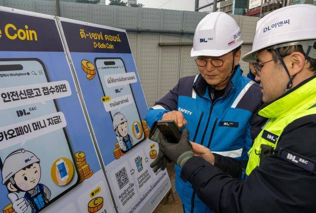 지난 10일 영동대로 지하공간 복합개발 1공구 건설 현장에서 박상신 DL이앤씨 대표(왼쪽)가 QR코드를 통해 작업중지권을 활용하고 있다. [사진=DL이앤씨]
