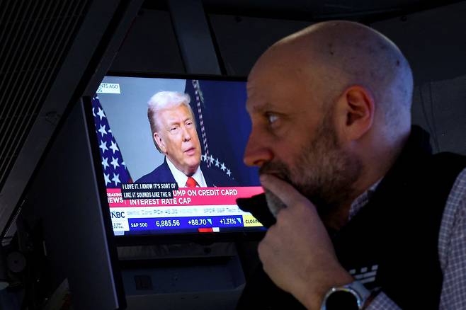 뉴욕증권거래소에서 21일(현지시간) 트레이더가 주가를 살피고 있다. 뉴욕/로이터연합뉴스