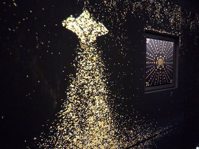 국가무형유산 금박장 보유자인 김기호 장인이 골드치즈 쿠키를 금박 위에 새겼다(유승호 기자 peter@)