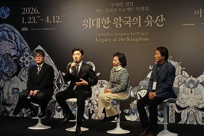 조길현 데브시스터즈 대표는 이날 아라아트센터에서 기자간담회도 진행하며 한국 전통공예를 접목한 '쿠키런' IP 사업 계획을 공유했다. 사진은 (왼쪽부터) 정기완 데브시스터즈 마케팅전략사업팀장, 조길현 데브시스터즈 대표, 자수장 최정인 장인, 나전칠기 손대현 장인이 간담회에 참석한 모습. / 조윤찬 기자