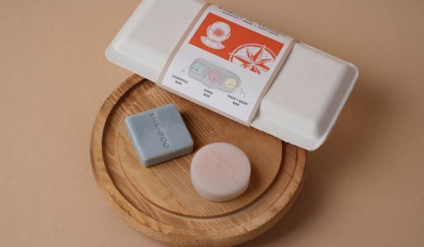 한국환경산업기술원으로부터 친환경 표지 인증을 받은 아난티의 고체 샴푸와 컨디셔너(린스). [제공=아난티]