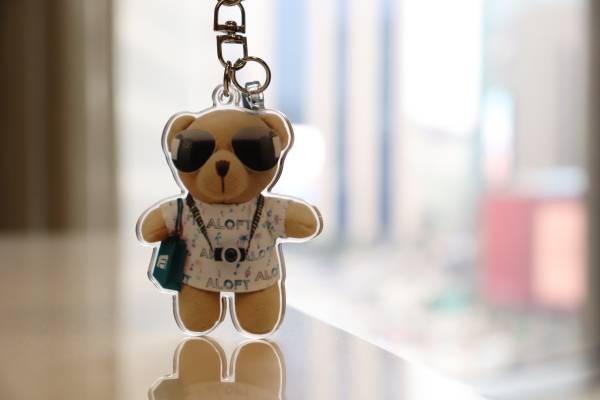 알로프트 명동의 9주년 패키지 특전으로 제공되는 알로베어 키링. [제공=알로프트 명동]