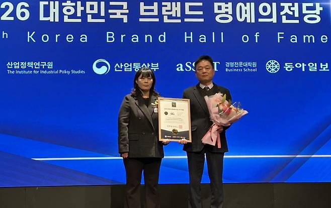 이정우 GC녹십자 CHC본부장(오른)이 '2026 대한민국 브랜드 명예의 전당' 시상식에서 수상 후 기념 사진을 찍고 있다. [사진=GC녹십자]