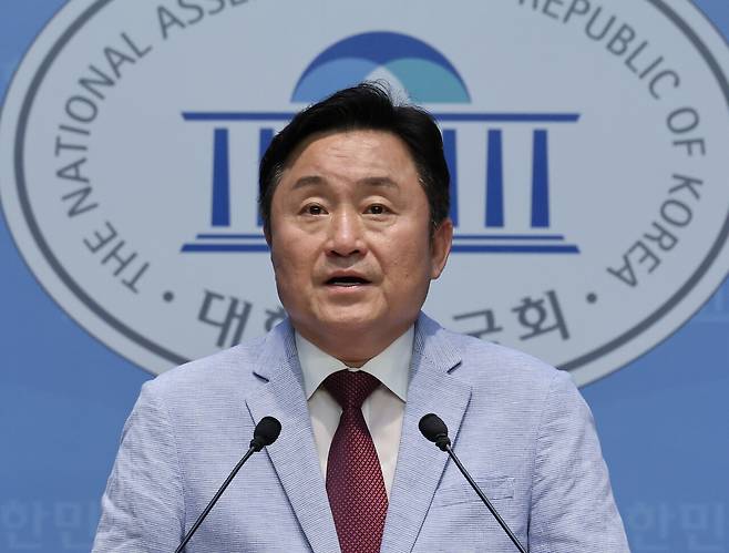 더불어민주당 최인호 전 의원이 지난해 7월 서울 여의도 국회 소통관에서 '현대건설 공관대금 및 가덕도신공항 수주 의혹 관련 기자회견'을 열고 발언하고 있다. [사진=뉴시스]