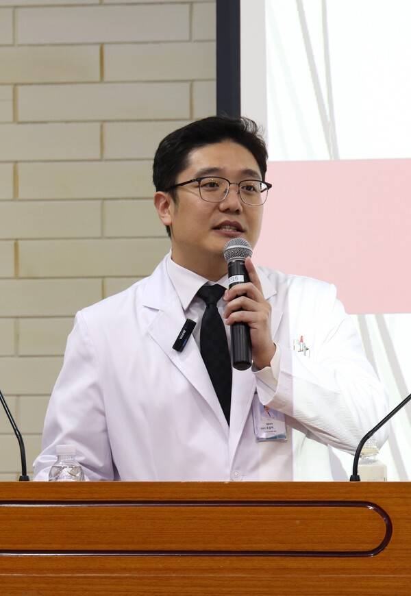 조성하 과장이 강의를 하고 있다.