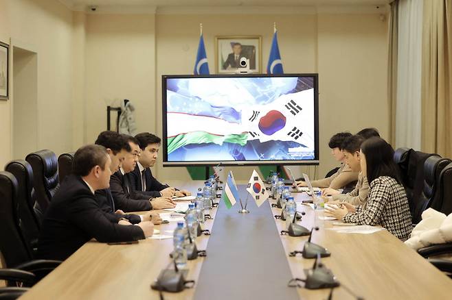 지난 20일(현지시간) 타슈켄트에서 일잣 카시모프(Ilzat Kasimov) MIIT 차관·황태훈 SK넥실리스 Global전략실장을 포함한 양측 주요 실무진이 면담을 가졌다. (사진= MIIT)